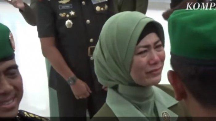 Mantan Dandim Kendari  Kolonel Kav Hendi Suhendi dan istri, Irma Nasution saat serah terima jabatan, Sabtu (12/10/2019).