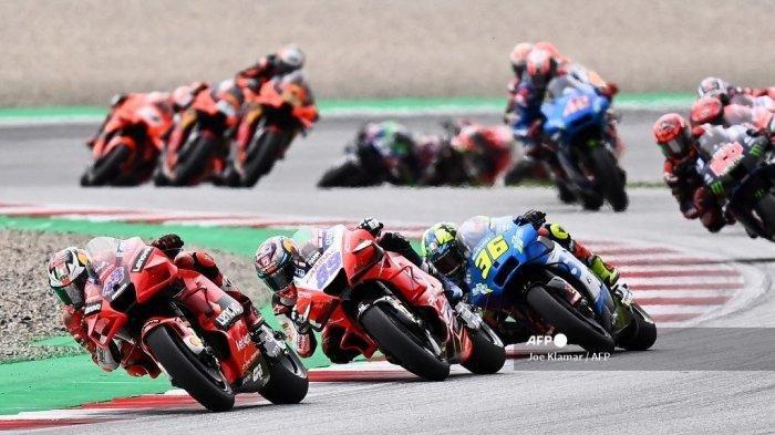 Pembalap Ducati Australia Jack Miller, pebalap Ducati-Pramac Spanyol Jorge Martin dan pebalap Joan Mir bersaing setelah memulai kembali balapan Styrian Motorcycle Grand Prix di trek balap Red Bull Ring di Spielberg, Austria pada 8 Agustus. 2021.