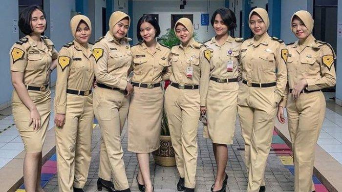 SEKOLAH KEDINASAN- Ilustrasi sejumlah siswi yang menempuh sekolah pendidikan saat menggunakan seragam lengkap.