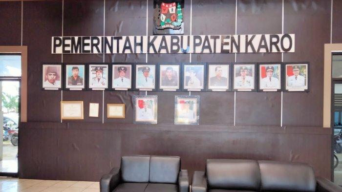 Jajaran foto Bupati Karo dari masa ke masa yang ditempel di loby Kantor Bupati Karo, Jalan Jamin Ginting, Kabanjahe.  
 
 