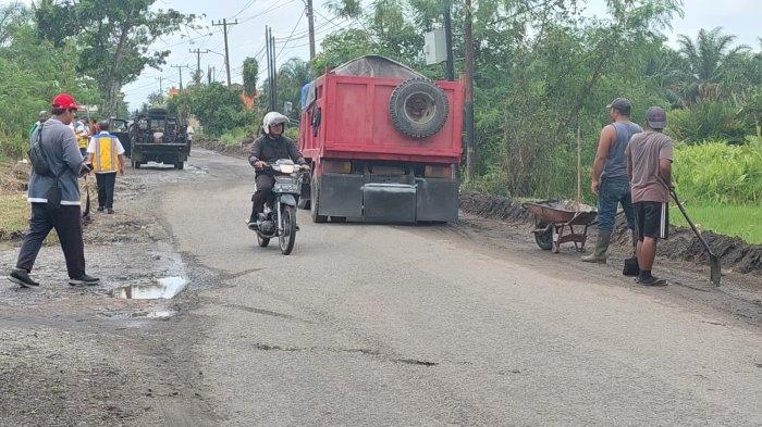 Petugas kebersihan sedang membersihkan lokasi Pasar Tradisional Brahrang di Jalan Gatot Subroto, Kecamatan Binjai Barat, Kota Binjai, Kamis (24/8/2023).
