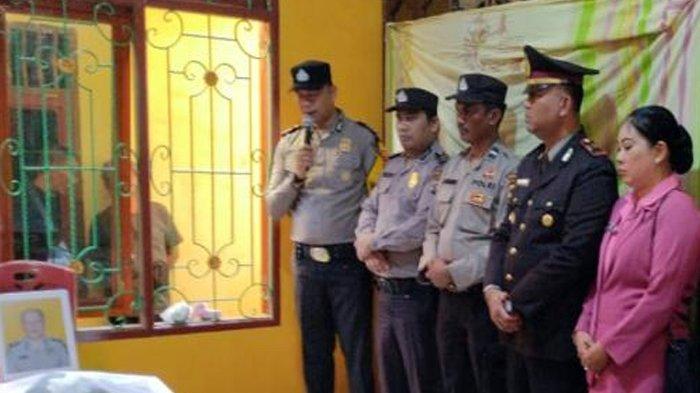 Kronologi seorang anggota Polres Tapanuli Selatan (Tapsel) ditemukan tewas di dalam kamar Panti Rehabilitasi Narkoba, di Kota Padangsidimpuan, Kamis (9/5/2024). Kemudian, jenazah Brigadir Jufron Bros Tito Ambarita langsung dibawa ke rumah duka di Jalan Op.Toga Langit, Gang Bintangmora, Losung Batu, Kecamatan Padangsidimpuan Utara. Kini, Jasad Brigadir Jufron Bros Tito Ambarita telah dimakamkan pada hari Jumat (10/5/2024). (dok.polres padangsidimpuan/istimewa)