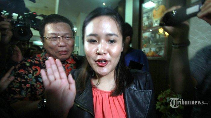 Jessica Kumala Wongso rekan Mirna korban racun sianida kopi Vietnam di mal Grand Indonesia didampingi pengacara Yudi Wibowo Sukitno kembali mendatangi Polda Metro Jaya untuk pemeriksaan lanjutan, Rabu (20/1/2016) siang. Malam sebelumnya pemeriksaannya sebagai saksi dihentikan karena dia merasa lelah. (Warta Kota/adhy kelana)