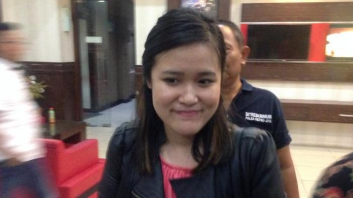 Jessica, teman dari Wayan Mirna Salihin berjalan keluar setelah enam jam lima puluh menit diperiksa di Mapolda Metro Jaya, Rabu (20/1/2016).