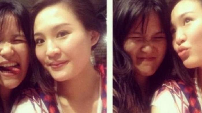 Jessica Wongso dan Mirna Salihin berpose dalam sebuah ‘photo booth’.