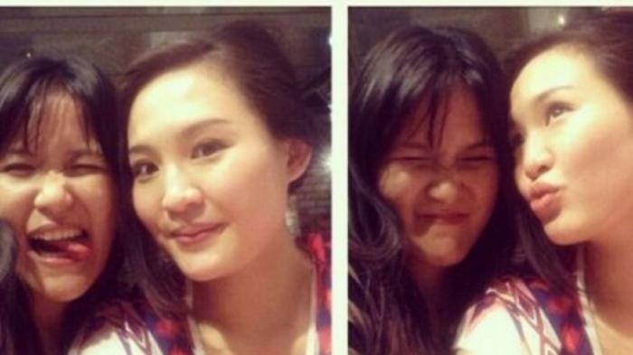 Jessica Wongso dan Mirna Salihin berpose dalam sebuah photo booth. (ABC)