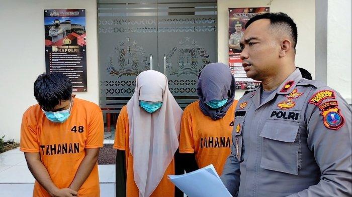 JOKI TBK- Petugas Polsek Medan Baru memamerkan tiga pelaku joki UTBK di kampus USU yang gagal menjalankan aksinya. Mereka diimingi upah Rp 10 juta jika berhasil meloloskan calon mahasiswa.