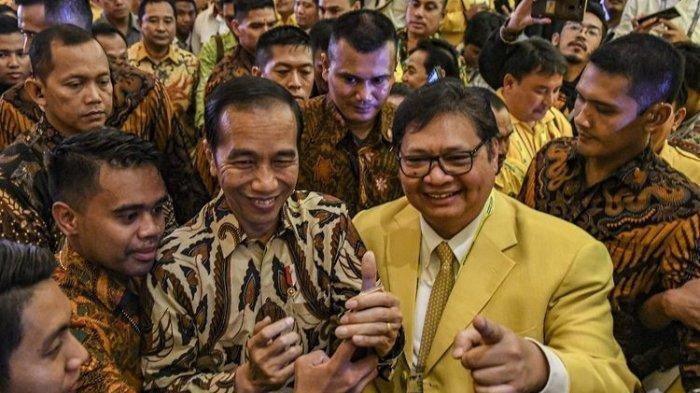 Presiden Joko Widodo (kiri) didampingi Ketua Umum Partai Golkar Airlangga Hartarto (kanan) meninggalkan ruangan usai membuka secara resmi Musyawarah Nasional (Munas) Partai Golkar di Jakarta, Selasa (3/12/2019)