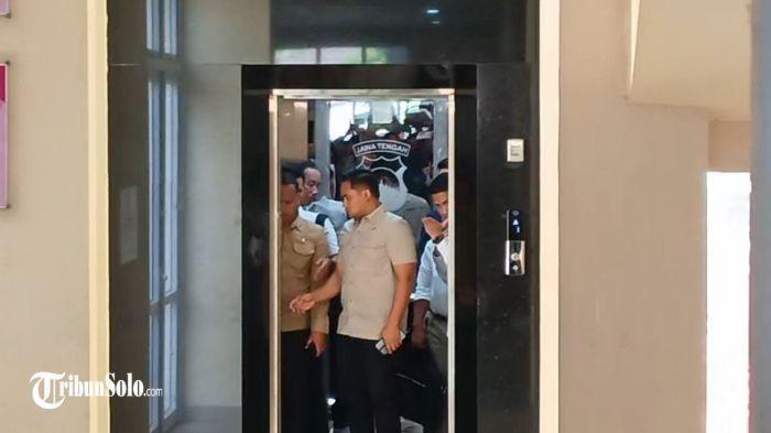 DATANGI POLRESTA SOLO - Presiden ke-7 RI Joko Widodo mendatangi Mapolresta Solo untuk penuhi panggilan penyidik dari Polda Metro Jaya terkait aduan dugaan pencemaran nama baik yang sempat ia layangkan beberapa waktu lalu, Rabu (23/7/2025) siang. Setidaknya ada lima pengacara yang mendampingi Jokowi dalam pemeriksaan kali ini termasuk Yakub Hasibuan.