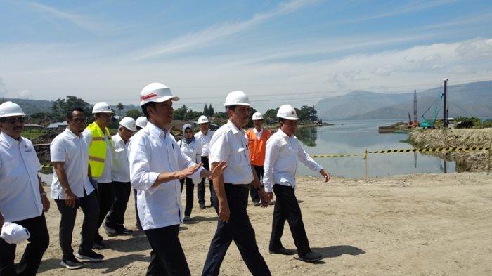 Presiden Jokowi bersama dengan para menteri meninjau pembangunan Tano Ponggol di Kabupaten Samosir, Rabu (31/7/2019).
