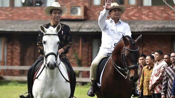 PRESIDEN Joko Widodo (kiri) bersama Ketua Umum Partai Gerindra Prabowo Subianto (kedua kiri) menyapa wartawan saat menunggang kuda di Padepokan Garuda Yaksa, Hambalang, Bogor, Senin (31/10/2016).