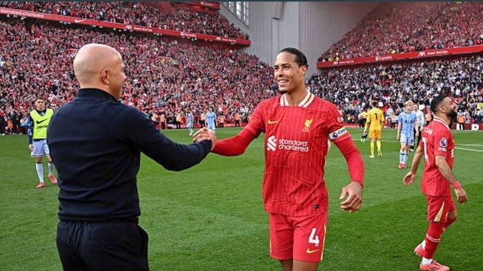 Virgil van Dijk dan Arne Slot saling berjabat tangan usai Liverpool resmi menyandang status juara Liga Inggris 2024-2025.
