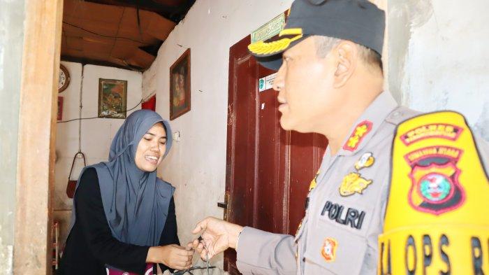 Kapolres Padangsidimpuan AKBP Dudung Setyawan SH, S, IK, MH membagikan Sembako kepada warga kurang mampu dalam rangka Jumat Berkah secara cara Door to door di jalan Kenari Kelurahan Kantin, Kecamatan Padangsidimpuan Utara, kota Padangsidimpuan yang dipimpin langsung oleh Kapolres Padangsidimpuan AKBP Dudung Setyawan SH, S, IK, MH, Jumat (1/3/2024).