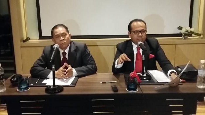 Juniver Girsang (kanan) saat konferensi pers di Hotel Pullman, Jakarta, Kamis (21/5/2015).