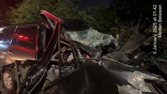 kKondisi mobil yang ditumpanginya Wakapolres Pelabuhan Belawan Kompol Iwan Kurnianto, usai mengalami kecelakaan di ruas jalan Tol Belmera, Minggu (5/1/2025).