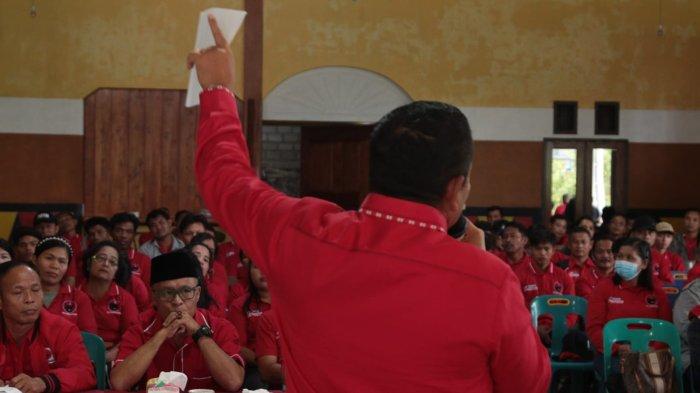 Ketua DPD PDI Perjuangan Drs Rapidin Simbolon MM konsolidasi dan pendidikan politik terhadap kader PDI Perjuangan Nias Utara di Jalan Gowe Zalawa Nomor 12 Kecamatan Lotu Kabupaten Nias Utara, Sabtu (9/9/2023).