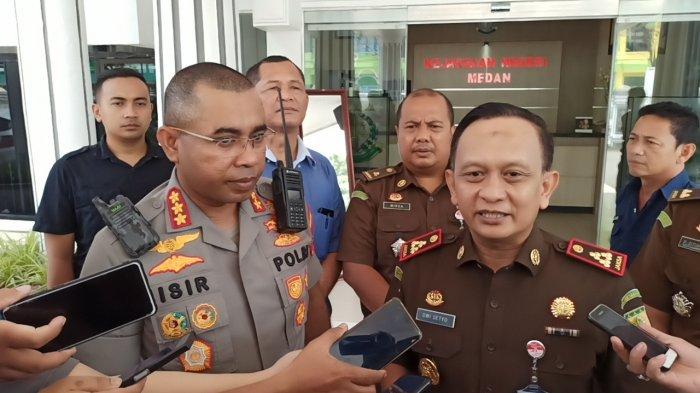 Kajari Medan Dwi Setyo dan Kapolrestabes Medan Kombes Pol Jhonny Edison Isir menjelaskan terkair penyerahan terdakwa sekaligus barang bukti di Kejaksaan Negeri Medan, Selasa (10/3/2020)