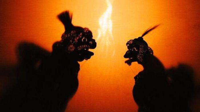 PERTUNJUKAN WAYANG- Ilustrasi pertunjukan wayang yang merupakan bagian dari tradisi masyarakat Jawa, Indonesia.