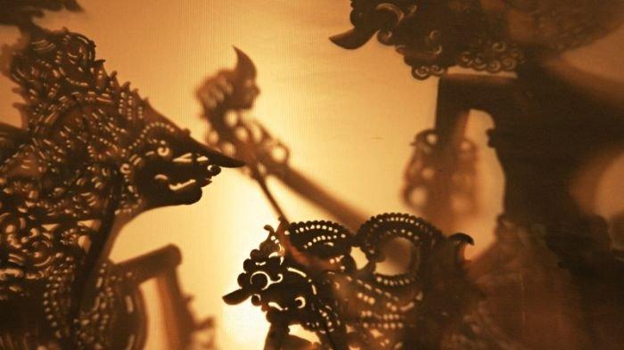 WAYANG KULIT- Ilustrasi penampilan wayang kulit yang merupakan sebuah tradisi bagi masyarakat Jawa. Pertunjukan wayang kulit ini seringkali disertai dengan pesan-pesan kehidupan.