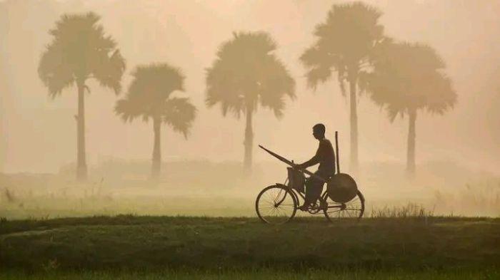 MENCARI REZEKI- Ilustrasi seorang pria yang tengah bersiap mencari rezeki dengan sepeda tuanya.