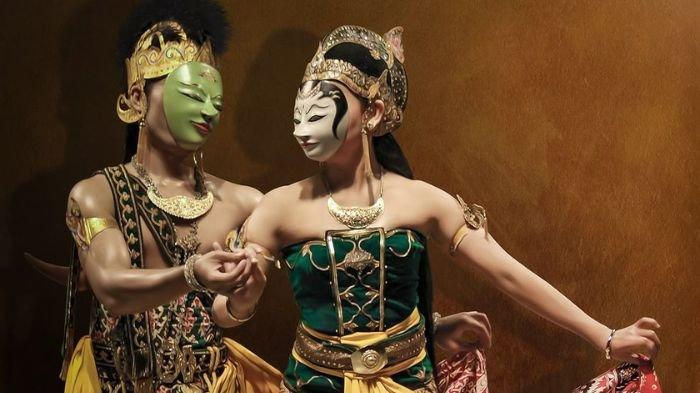 TARI TOPENG- Dua orang penari sedang berlenggak-lenggok menampilkan tari topeng yang menjadi bagian dari peninggalan budaya Indonesia.