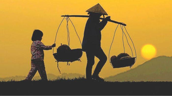 AYAH DAN ANAK- Foto ayah dan anak yang tengah bersiap mencari rezeki dengan berdagang di pasar. Mereka menyusuri padang rerumputan sebelum tiba di pasar.