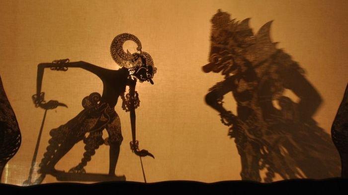 PERTUNJUKAN WAYANG- Sebuah ilustrasi pertunjukan wayang kulit khas tradisi masyarakat Jawa yang bertahan sampai saat ini.