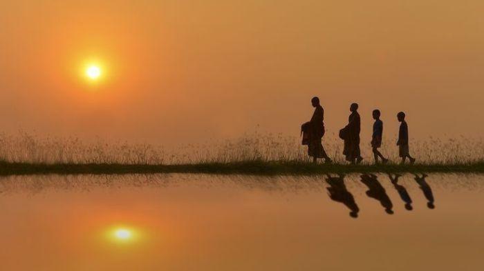 PERJALANAN- Ilustrasi para bhiksu sedang melakukan perjalanan menuju kuilnya.