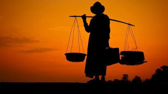 BERDAGANG- Ilustrasi seorang pedagang saat bersiap untuk pergi berdagang mencari rezeki.