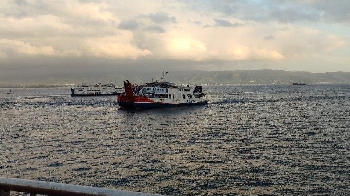 SUASANA - Suasana di Pelabuhan Gilimanuk Bali. KMP Tunu Pratama Jaya Tenggelam di Selat Bali, SAR Gabungan Terus Cari 53 Penumpang dan 22 Kendaraan