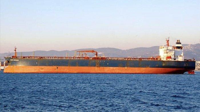 SEBANYAK 18 warga Filipina dan 1 warga negara Yunani disandera oleh kelompok militan Houthi Yaman yang didukung Iran setelah membajak kapal tanker minyak MV St Nikolas yang dioperasikan Yunani di dekat Oman dan Selat Hormuz. Kapal tanker itu diputarbalikkan oleh 5 pria bertopeng dan berlayar menuju pelabuhan Bandar-e-Jask di Iran, Kamis (11/1/2024). (x)