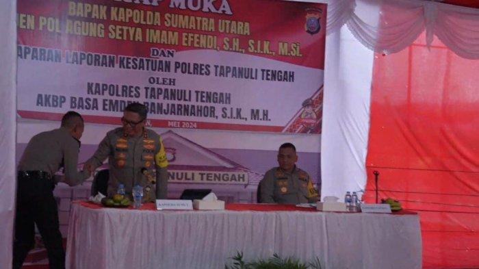 Kapolda Sumut, Irjen Pol Agung Setya Imam Effendi, mengapresiasi Kapolsek Barus Iptu Mulia Riadi SH MI Kom sela-sela-sela kunjungan kerjanya, Jumat (17/5/2024) di Mapolres Tapteng.