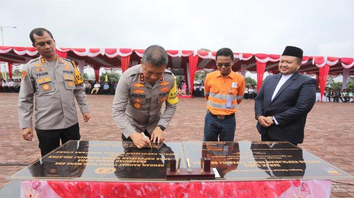 Kapolda Sumut, Irjen Pol Agung Setya Imam Effendi, Kapolres Tapsel AKBP Yasir Ahmadi dan Bupati Tapanuli Selatan Dolly Pasaribu, serta unsur Forkopimda Tapanuli Selatan Selatan (Tapsel) membubuhkan tanda tangan pada prasasti peresmian Operasional Mapolres Tapsel Rabu (15/5/2024) di Sipirok.