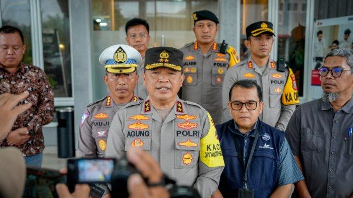 Kapolda Sumut, Irjen Pol Agung Setya Imam Effendi memberkan keterangan pers terkait kecelakaan lalu lintas yang merenggut enam nyawa dan empat orang lainnya terluka ringan di Jalan Umum KM 24-25 menuju Pematangraya, Kabupaten Simalungun