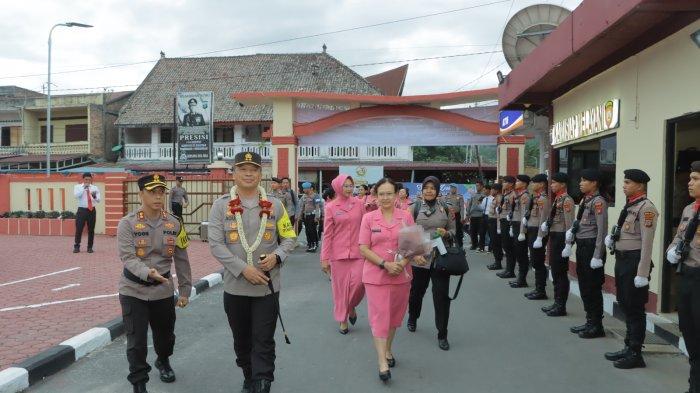 Kapolres Samosir AKBP Yogie Hardiman, S.I.K. dan pejabat utama Polres Samosir beserta personil menyambut kedatangan Kapolda Sumut Irjen Pol Agung Setya Imam Effendi, SH, SIK, MSi, di wilayah hukum Polres Samosir, Jumat (19/04/2024).