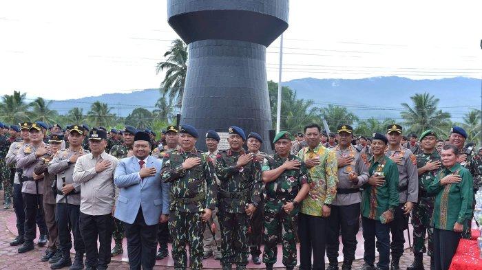 Kapolda Sumut Irjen Pol Imam Agung Setya Effendi, SH SIK MSi sela-sela upacara peringatan Hari Juang Palagan Huraba Mobile Brigade (Mobrig) Sumut ke-75 tahun 2024, di Monumen Juang Benteng Huraba Kecamatan Kab Tapanuli Selatan, Minggu (5/5/24) didampingi Dansat Brimob Polda Sumut Kombes Pol Rantau Isnur Eka, S.I.K., M.M., M.H., M.Han., serta dihadiri Bupati Tapsel, Pj. Bupati Padang Lawas Utara, Pj. Walikota Padang Sidempuan, Dandim 0212, Kapolres Tapsel, Kapolres Padang Sidempuan, Kapolres Tapanuli Tengah, Kapolres Padang Lawas, Ketua DPRD Padang Sidempuan, Danyon 123 Rajawali, Forkopimda Kabupaten Tapsel, Forkopimda Padang Sidempuan, Para Tokoh Masyarakat, Agama dan Pemuda serta Purnawirawan Pejuang Benten.