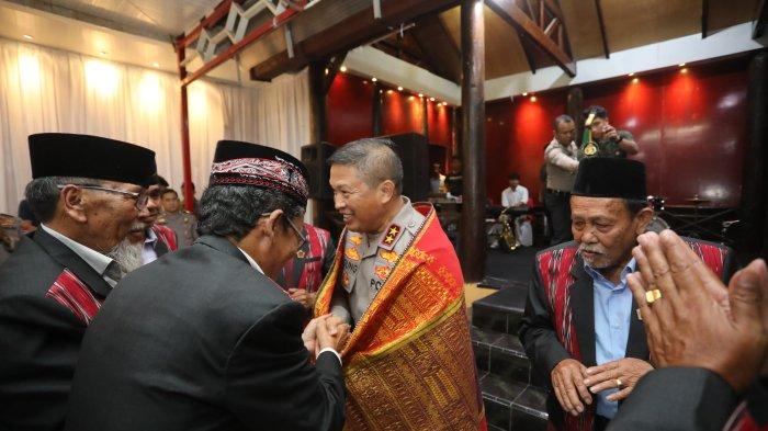 Kapolda Sumut, Irjen Pol Agung Setya Imam Effendi diulosi para tokoh masyarakat dalam kunjungan kerjanya di Kabupaten Tapanuli Utara (Taput), Selasa (14/5/2024) Malam.