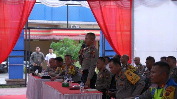 Kapolda Sumut, Irjen Pol Agung Setya Imam Effendi, mengapresiasi Kapolsek Barus Iptu Mulia Riadi SH MI Kom sela-sela-sela kunjungan kerjanya, Jumat (17/5/2024) di Mapolres Tapteng.