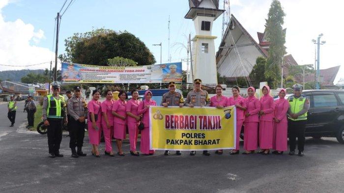 Kapolres Pakpak Bharat AKBP Bambang C Utomo,SH SIK MSi memimpin membagi-bagikan takjil berbuka puasa kepada masyarakat di Kota Salak bersamamsyarakat, Kamis (21/3/2024).
