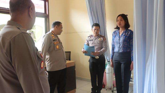 Kapolres Humbahas AKBP Hary Ardianto SH SIK MH memantau pendaftaran Calon Anggota Polri tahun 2024 di Ruangan SDM Polres Humbahas, Selasa (23/4/2024)