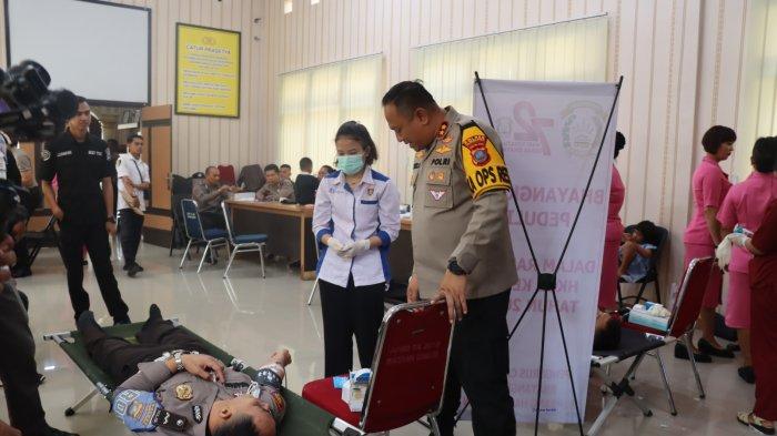 Kapolres Humbang Hasundutan AKBP Hary Ardianto SH SIK MH memimpin amal donor darah dalam rangka Bhayangkara ke-78 yang diselenggarakn di Aula DP Silitonga, Kamis (13/06/2024).