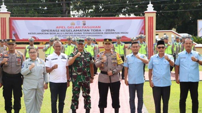 Kapolres Labuhanbatu AKBP Dr Bernhard Malau SIK MH pimpin Apel Gelar Pasukan dqalam rangka Operasi Keselamatan Toba-2024 di Lapangan Apel Mapolres Labuhanbatu Jalan MH Tamrin Rantauprapat Kabupaten Labuhanbatu, Rabu (13/03/2024).