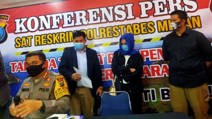 Kapolrestabes Medan Kombes Pol Riko Sunarko menggelar konferensi pers terkait artis Hana Hanifah di Mapolrestabes Medan, Selasa (14/7/2020) malam.