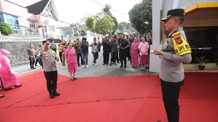 Kapolda Sumut, Irjen Pol Agung Setya Imam Effendi kunjungan disambut Kapolres Taput AKBP Ernis Sitinjakdi Mapolres Tapanuli Utara (Taput), Selasa (14/5/2024) Petang.