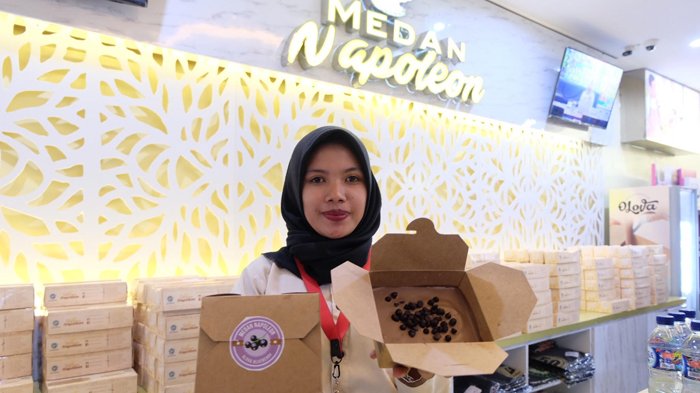 Karyawan Medan Napoleon saat menunjukkan produk baru yaitu Medan Napoleon Olova.