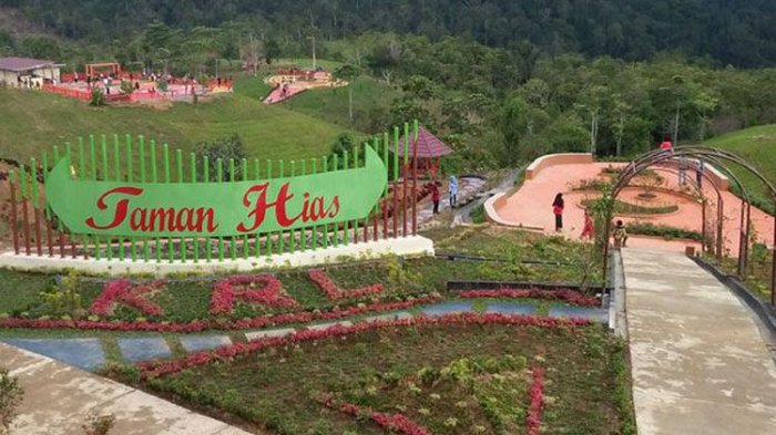 Kebun Raya Liwa di Kabupaten Lampung Barat, Lampung, yang baru diresmikan. Tempat ini dijadikan warga untuk menghabiskan waktu senja di akhir pekan.