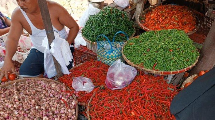 Pedagang di Pasar Tradisional Kampung Lalang Medan saat menimbang bawang merah. Sejumlah harga kebutuhan pangan seperti cabai merah, cabai rawit hingga ayam potong di Kota Medan terpantau mulai menunjuk kenaikan harga pada hari ini, Minggu (10/9/2023).