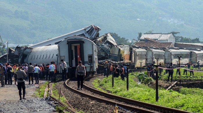 Foto-foto dua kereta api bertabrakan di satu jalur rel di Desa Cikuya, Kecamatan Cicalengka, Kabupaten Bandung, Jawa Barat, Jumat (5/1/2024) pukul 06.03 WIB. Dua kereta bertabrakan itu ialah KA Turangga jurusan Surabaya-Bandung dengan KA Commuter Line Bandung Raya rute Padalarang-Cicalengka. PT Kereta Api Indonesia (Persero) menyampaikan bahwa korban meninggal dalam kecelakaan Kereta Api (KA) Turangga dan KA Lokal Bandung Raya berjumlah 4 orang. VP Public Relations KAI Joni Martinus memastikan seluruh korban merupakan petugas kereta api yakni Masinis, Asisten Masinis, Pramugara, dan Security. (AFP)