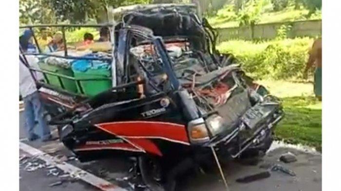 Kecelakaan di Jalan Tol H Anif, Pickup Hancur dan Satu Korban Ditandu ...