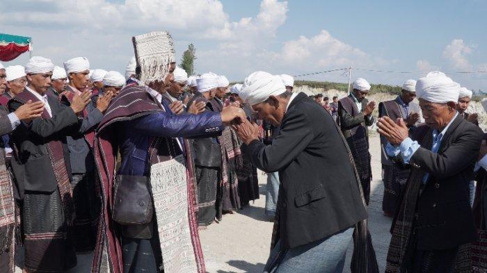 Kegiatan Ibadah Bangsa Parmalim di Bale Parsantian Medan Denai yang dilaksanakan setiap Hari Sabtu. Dalam ibadah kali ini, lebih kurang 64 Kepala Keluarga turut beribadah bersama memanjatkan doa kepada Debata Mulajadi Nabolon. (Banyumili Institute)
